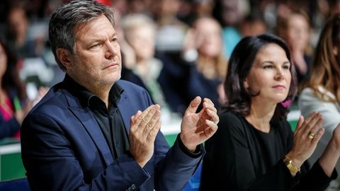 Robert Habeck und Annalena Baerbock applaudieren beim Grünen Parteitag in Karlsruhe