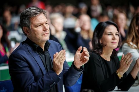 Robert Habeck und Annalena Baerbock applaudieren beim Grünen Parteitag in Karlsruhe