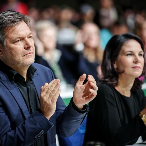 Robert Habeck und Annalena Baerbock applaudieren beim Grünen Parteitag in Karlsruhe