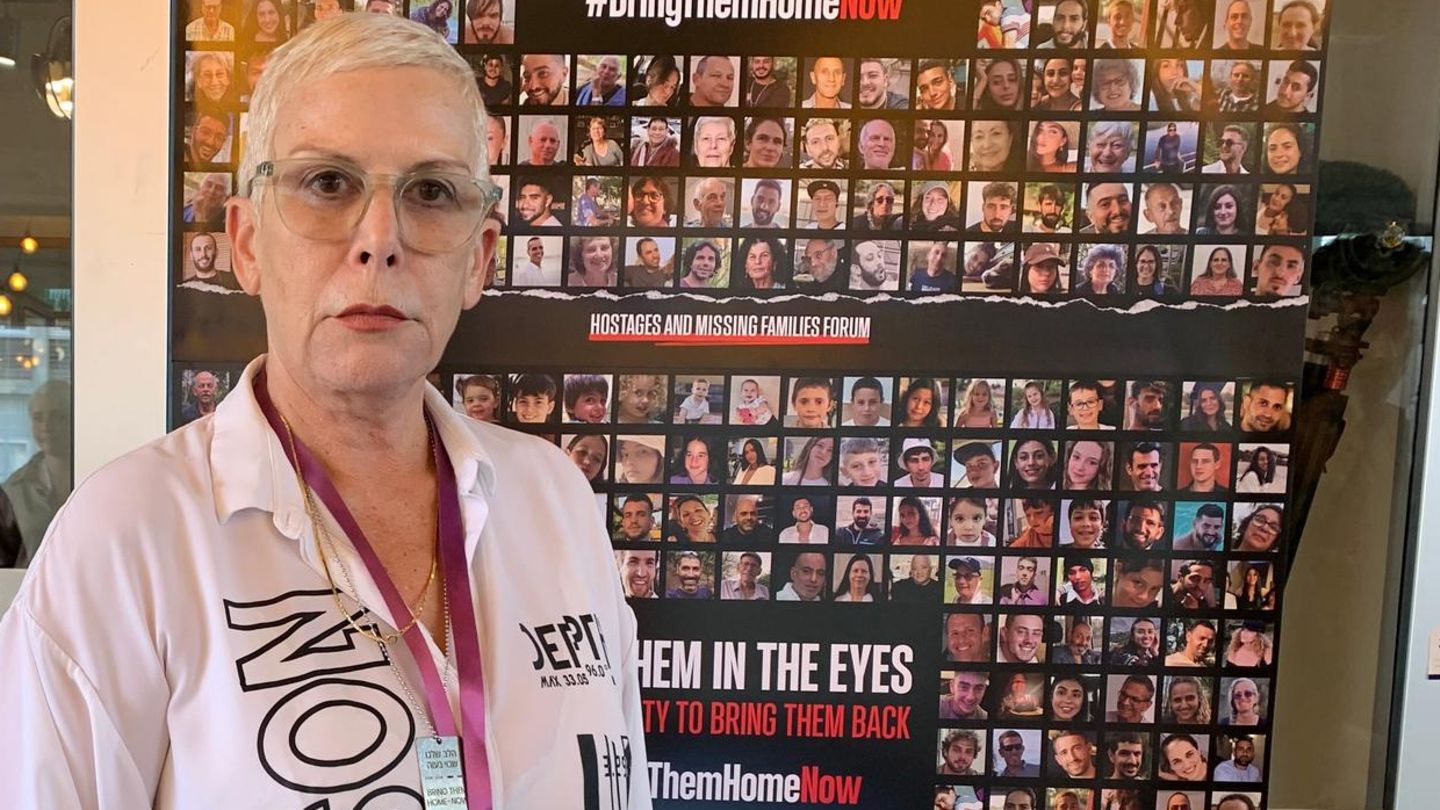Die Therapeutin Niva Meta in den zentralen Anlaufstelle für Angehörige der Geiseln in Tel Aviv