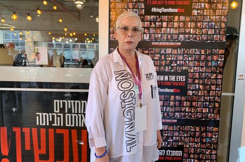 Die Therapeutin Niva Meta in den zentralen Anlaufstelle für Angehörige der Geiseln in Tel Aviv