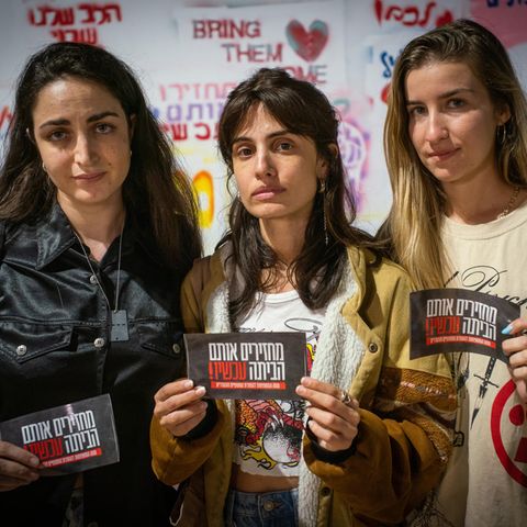 Shir Hadas Meir (l.) und Dana Yitzhak (r.) interviewen für das Radio oft Angehörige von Entführten. Yael Shoshana Cohen (Mitte) ist eine der berühmtesten Sängerinnen Israels und möchte die Familien unterstützen