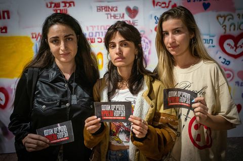 Shir Hadas Meir (l.) und Dana Yitzhak (r.) interviewen für das Radio oft Angehörige von Entführten. Yael Shoshana Cohen (Mitte) ist eine der berühmtesten Sängerinnen Israels und möchte die Familien unterstützen