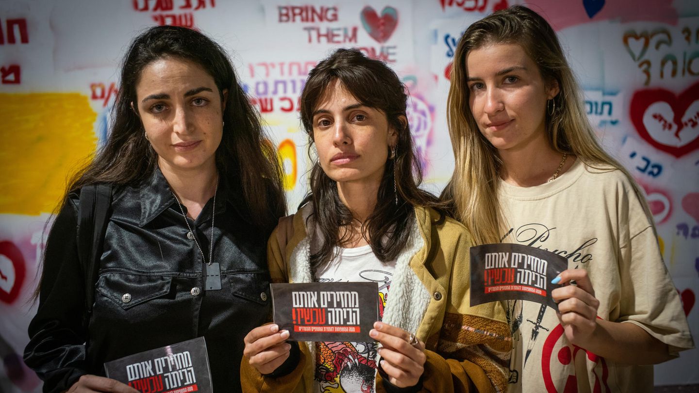 Shir Hadas Meir (l.) und Dana Yitzhak (r.) interviewen für das Radio oft Angehörige von Entführten. Yael Shoshana Cohen (Mitte) ist eine der berühmtesten Sängerinnen Israels und möchte die Familien unterstützen