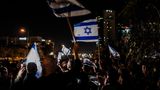 Menschen jubeln mit israelischen Fahnen