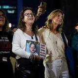 Menschen reagieren auf die Nachricht von der Freilassung von 13 israelischen Geiseln