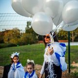 Israelis warten vor einem Krankenhaus auf die Ankunft der freigelassenen Geiseln