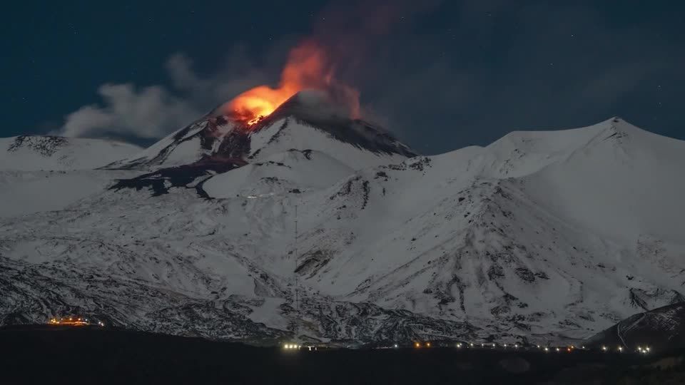 Video: Ätna spuckt Lava und Asche Video: Ätna spuckt Lava und Asche