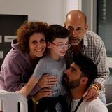 Junge trifft auf seine Familie