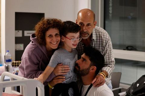 Junge trifft auf seine Familie