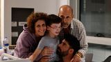 Junge trifft auf seine Familie