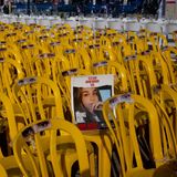 Leere Stühle mit Augen erinnern an die weiterhin vermissten Geiseln