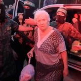 Geisel, flankiert von Mitgliedern der Al-Qassam-Brigaden