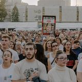 Angehörige und Unterstützer warten in Tel Aviv auf die Rückkehr der Entführten