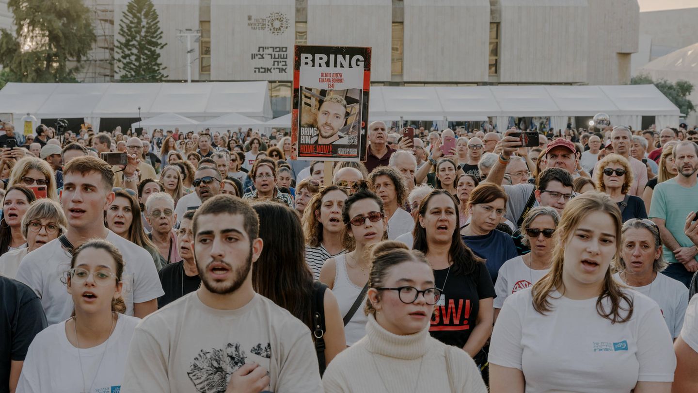Angehörige und Unterstützer warten in Tel Aviv auf die Rückkehr der Entführten