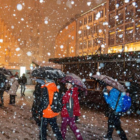 Das aktuelle Wetter hat auch etwas Zauberhaftes. Dicke Schneeflocken schwebten am Freitagabend in München auf den Marienplatz nieder.