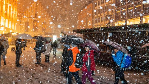 Das aktuelle Wetter hat auch etwas Zauberhaftes. Dicke Schneeflocken schwebten am Freitagabend in München auf den Marienplatz nieder.