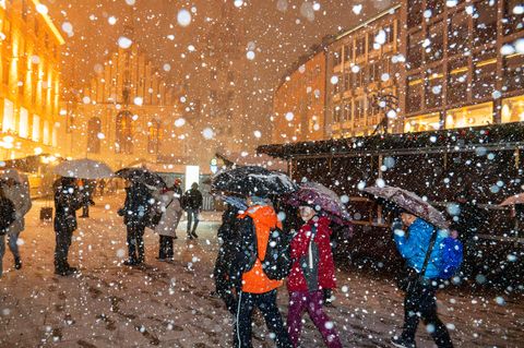 Das aktuelle Wetter hat auch etwas Zauberhaftes. Dicke Schneeflocken schwebten am Freitagabend in München auf den Marienplatz nieder.