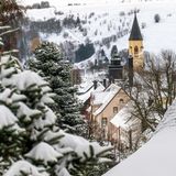 Winteridylle im Erzgebirge: Oberwiesenthal liegt unter einer Schneedecke. In den Kammlagen des Erzgebirges wurden bis zu 20 Zentimeter Schnee gemessen, auf dem Fichtelberg lagen am Samstag bis zu 30 Zentimeter