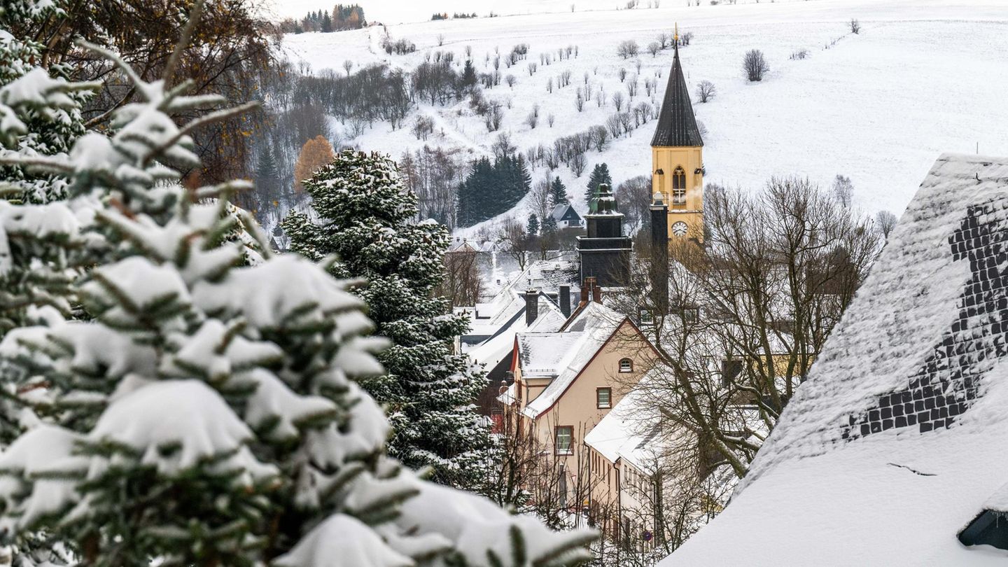 Winteridylle im Erzgebirge: Oberwiesenthal liegt unter einer Schneedecke. In den Kammlagen des Erzgebirges wurden bis zu 20 Zentimeter Schnee gemessen, auf dem Fichtelberg lagen am Samstag bis zu 30 Zentimeter
