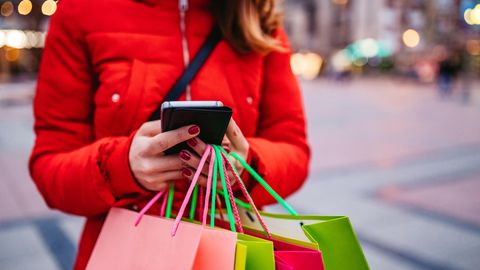 Frau shoppt online am Cyber Weekend