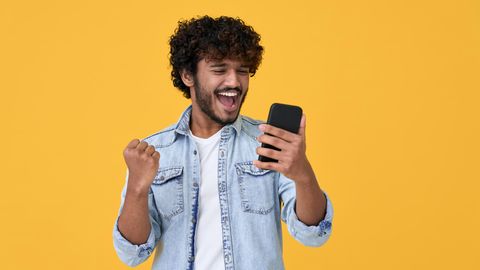 Mann shoppt online am Cyber Weekend