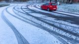 Selbst in Mecklenburg-Vorpommern bekamen Autofahrer es mit Schnee zu tun. Wer hier in Grambow die Kurve kriegen wollte, war hoffentlich auf Winterreifen unterwegs