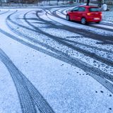 Selbst in Mecklenburg-Vorpommern bekamen Autofahrer es mit Schnee zu tun. Wer hier in Grambow die Kurve kriegen wollte, war hoffentlich auf Winterreifen unterwegs