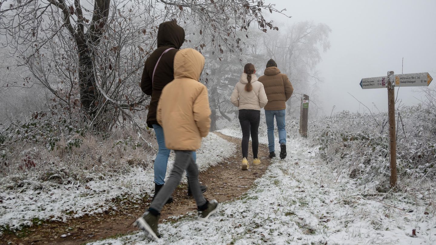 Ähnlich trüb war es in Deuselbach (Rheinland-Pfalz). Diese Familie hat sich trotzdem auf den Weg zum Erbeskopf gemacht