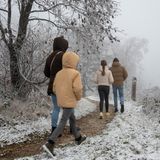 Ähnlich trüb war es in Deuselbach (Rheinland-Pfalz). Diese Familie hat sich trotzdem auf den Weg zum Erbeskopf gemacht