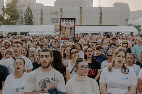 Angehörige und Unterstützer warten in Tel Aviv auf die Rückkehr der Entführten