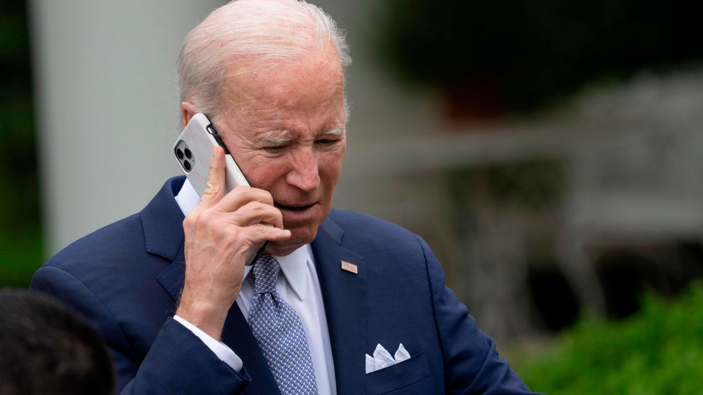 BIden am Telefon