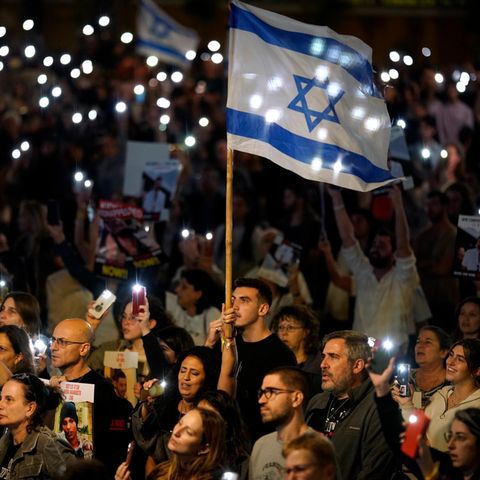 Eine Menschenmenge in Tel Aviv demonstriert für die Freilassung der Hamas-Geiseln