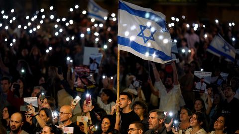 Eine Menschenmenge in Tel Aviv demonstriert für die Freilassung der Hamas-Geiseln