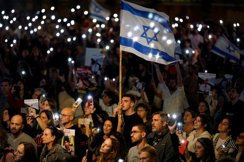 Eine Menschenmenge in Tel Aviv demonstriert für die Freilassung der Hamas-Geiseln