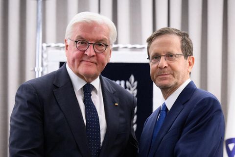 Bundespräsident Frank-Walter Steinmeier und Izchak Herzog, Präsident von Israel, schütteln sich die Hand