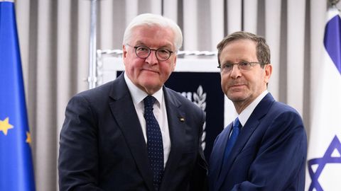 Bundespräsident Frank-Walter Steinmeier und Izchak Herzog, Präsident von Israel, schütteln sich die Hand
