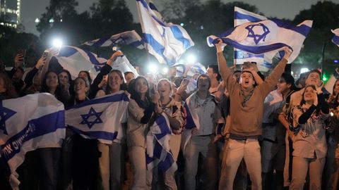 Israelis bejubeln Hubschrauber mit freigelassenen Hamas-Geiseln