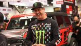 Die Karriere von Rallye-Fahrer Ken Block begann 2005. Der US-Amerikaner war auch erfolgreich im Rallycross und gewann Medaillen bei den X-Games. Ruhm erlangte er weltweit durch seine legendären und spektakulären Driftvideos auf Youtube. Am 2. Januar starb der 55-Jährige bei einem Unfall mit einem Schneemobil in Wasatch County im US-Bundesstaat Utah. Das örtliche Sheriff-Büro erklärte in einer Stellungnahme unter anderem auf Facebook, dass Block im Bereich Mill Hollow auf einem steilen Hang gefahren sei. Das Schneemobil sei dabei umgestürzt und auf Block gelandet. Nachdem unter anderem Rettungskräfte und Polizei an den Unfallort geeilt waren, wurde er noch vor Ort für tot erklärt, hieß es vom Sheriff-Büro. Block sei zwar mit einer Gruppe unterwegs gewesen, beim Unfall sei er jedoch allein gefahren. 