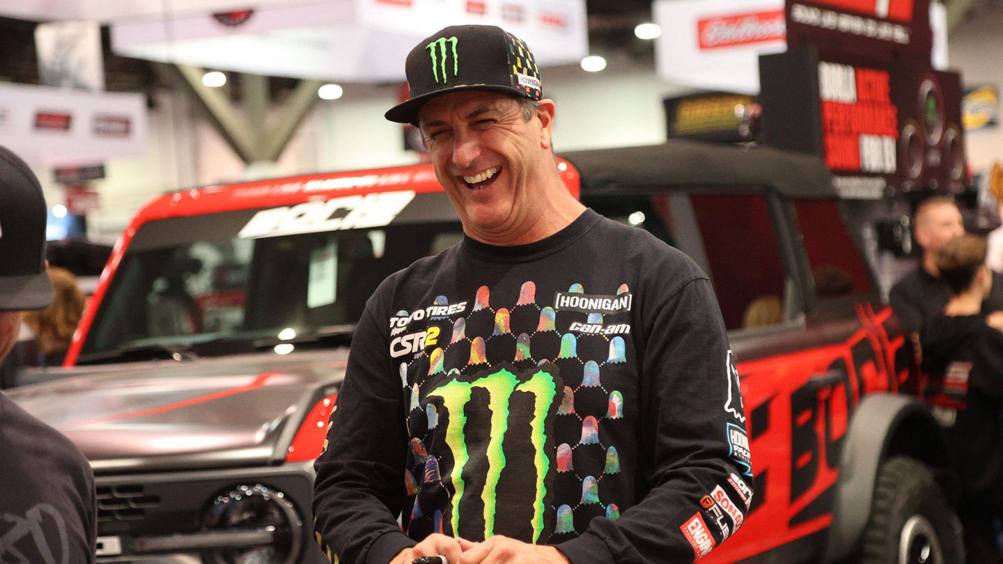 Ken Block Die Karriere von Rallye-Fahrer Ken Block begann 2005. Der US-Amerikaner war auch erfolgreich im Rallycross und gewann Medaillen bei den X-Games. Ruhm erlangte er weltweit durch seine legendären und spektakulären Driftvideos auf Youtube. Am 2. Januar starb der 55-Jährige bei einem Unfall mit einem Schneemobil in Wasatch County im US-Bundesstaat Utah. Das örtliche Sheriff-Büro erklärte in einer Stellungnahme unter anderem auf Facebook, dass Block im Bereich Mill Hollow auf einem steilen Hang gefahren sei. Das Schneemobil sei dabei umgestürzt und auf Block gelandet. Nachdem unter anderem Rettungskräfte und Polizei an den Unfallort geeilt waren, wurde er noch vor Ort für tot erklärt, hieß es vom Sheriff-Büro. Block sei zwar mit einer Gruppe unterwegs gewesen, beim Unfall sei er jedoch allein gefahren.