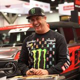 Die Karriere von Rallye-Fahrer Ken Block begann 2005. Der US-Amerikaner war auch erfolgreich im Rallycross und gewann Medaillen bei den X-Games. Ruhm erlangte er weltweit durch seine legendären und spektakulären Driftvideos auf Youtube. Am 2. Januar starb der 55-Jährige bei einem Unfall mit einem Schneemobil in Wasatch County im US-Bundesstaat Utah. Das örtliche Sheriff-Büro erklärte in einer Stellungnahme unter anderem auf Facebook, dass Block im Bereich Mill Hollow auf einem steilen Hang gefahren sei. Das Schneemobil sei dabei umgestürzt und auf Block gelandet. Nachdem unter anderem Rettungskräfte und Polizei an den Unfallort geeilt waren, wurde er noch vor Ort für tot erklärt, hieß es vom Sheriff-Büro. Block sei zwar mit einer Gruppe unterwegs gewesen, beim Unfall sei er jedoch allein gefahren. 