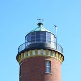 Der inaktive "Hamburger Leuchtturm" an der Alten Liebe in Cuxhaven kann künftig als Ferienwohnung gebucht werden. Die ersten Feriengäste sollen ab 2024 dort nächtigen. "Uns liegt die Pflege des Denkmals Hamburger Leuchtturm wirklich am Herzen", sagte die neue Besitzerin Katrin Mormann bei der Eröffnung. Der Leuchtturm wurde zu Beginn des 19. Jahrhunderts im Auftrag der Stadt Hamburg errichtet und war bis 2001 in Betrieb. Die neuen Besitzer aus Hannover hatten das wichtige Cuxhavener Baudenkmal, das auf einer Aussichtsplattform an der Mündung der Elbe in unmittelbarer Nähe zum Hafen steht, Anfang des Jahres einem früheren Unternehmer aus Bremen abgekauft.   Der 23 Meter hohe Turm wurde so saniert und ausgebaut, dass die Denkmalstruktur erhalten blieb - etwa das Leuchtfeuer. Im Erdgeschoss können sich Schulklassen und geführte Touristengruppen nach Absprache in einer kleinen Ausstellung über die Geschichte des Leuchtturms informieren. Darüber befindet sich die Ferienwohnung mit rund 60 Quadratmetern: Badezimmer in der ersten Etage, Wohnzimmer in der zweiten Etage, einer Teeküche in der dritten Etage und einem Doppelbett ganz oben. Zwei Feriengäste können dort für knapp 400 Euro pro Nacht mit Blick auf das Meer ihren Urlaub verbringen. Auch im historischen Wasserturm in Cuxhaven sollen in Zukunft Urlauber übernachten können. Ein Schweizer Ehepaar baut den 48 Meter hohen Turm aus dem Jahr 1897 derzeit zu einem Café und drei Ferienwohnungen um. Die Eröffnung musste zuletzt immer wieder verschoben werden. Gründe dafür gibt es viele - etwa Denkmal- und Brandschutzauflagen, die Pandemie, Kostenexplosionen, Energiepreise, Handwerkermangel oder Lieferschwierigkeiten.