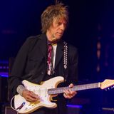 Der legendäre britische Gitarrist starb am 10. Januar mit 78 Jahren plötzlich an bakterieller Meningitis. Beck galt als einer der einflussreichsten Gitarristen der Geschichte. Noch im Sommer hatte er gemeinsam mit Hollywood-Star Johnny Depp ein Album veröffentlicht und anschließend eine Tournee gespielt. Beck spielte mit verschiedenen Bands in und um London, bis ihn Jimmy Page 1965 den Yardbirds als Nachfolger von Eric Clapton empfahl. Dort machte er sich einen Namen als musikalischer Perfektionist und prägte die unverwechselbaren Riffs ihrer bekanntesten Hits "Over Under Sideways Down" und "Shapes of Things". Später gründete er die Jeff Beck Group und spielte mit Rod Stewart. Zudem arbeitete er in vielen unterschiedlichen Formationen mit Mick Jagger, Roger Waters, Brian May, Paul Rodgers und Stevie Wonder zusammen, sowie mit Tina Turner an ihrem "Private Dancer"-Album.