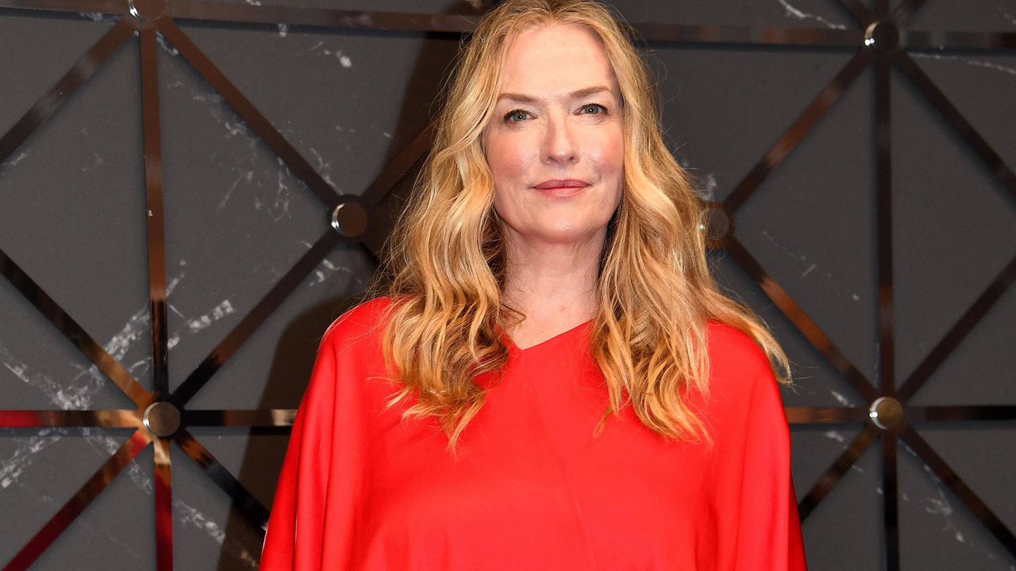 Tatjana Patitz wurde nur 56 Jahre alt. Am 11. Januar erlag das Model im US-Bundesstaat Kalifornien einem Brustkrebsleiden. Gemeinsam mit Kolleginnen wie Cindy Crawford und Naomi Campbell gehörte Patitz zu den erfolgreichsten Supermodels der 80er und 90er Jahre. Sie zierte die Titelseiten zahlreicher großer Modemagazine, war im berühmten Musikvideo von George Michael zu dessen Hit "Freedom" zu sehen und wurde vor allem auch durch Bilder von Star-Fotograf Peter Lindbergh bekannt. Patitz wurde am 25. März 1966 als Tochter einer estnischen Mutter und eines deutschen Vaters in Hamburg geboren und wuchs in Schweden auf. Später zog sie nach Kalifornien und war auch in einige Filmrollen zu sehen. Das Model hatte aus einer geschiedenen Ehe mit einem Geschäftsmann einen Sohn.