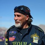 Der Stuntman und Sohn des legendären Evel Knievel erlag am 13. Januar im Alter von 60 Jahren einem Bauchspeichelkrebsleiden. Mit seinen spektakulären Stunts trat er in die Fußstapfen seines berühmten Vaters, absolvierte im Laufe seiner 30-jährigen Karriere mehr als 350 Sprünge. Bei einem seiner bekanntesten sprang Robbie Knievel 1989 45 Meter weit über die Springbrunnen des Caesars Palace in Las Vegas. Ein Sprung, bei dem sein Vater 1967 schwer stürzte und der danach einen Monat lang im Koma lag. Robbie sprang 1998 im Tropicana Hotel in Las Vegas mehr als 30 Meter hoch über 30 Limousinen. Im Jahr darauf sprang er ohne Netz zwischen den beiden Türmen des Jockey Club Hotels in Las Vegas.  Bei einem Sprung über einen Teil des Grand Canyon 1999 brach er sich bei der Landung mehrere Rippen. Dieser Sprung fand 25 Jahre nach dem Versuch seines Vaters statt, den Snake River Canyon in Idaho mit einer dampfbetriebenen Rakete zu überwinden, wobei es zu einer Fehlfunktion des Fallschirms kam, die ihn in die felsige Schlucht darunter stürzen ließ.