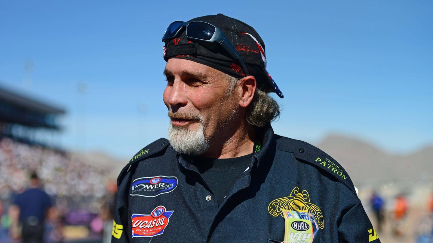 Der Stuntman und Sohn des legendären Evel Knievel erlag am 13. Januar im Alter von 60 Jahren einem Bauchspeichelkrebsleiden. Mit seinen spektakulären Stunts trat er in die Fußstapfen seines berühmten Vaters, absolvierte im Laufe seiner 30-jährigen Karriere mehr als 350 Sprünge. Bei einem seiner bekanntesten sprang Robbie Knievel 1989 45 Meter weit über die Springbrunnen des Caesars Palace in Las Vegas. Ein Sprung, bei dem sein Vater 1967 schwer stürzte und der danach einen Monat lang im Koma lag. Robbie sprang 1998 im Tropicana Hotel in Las Vegas mehr als 30 Meter hoch über 30 Limousinen. Im Jahr darauf sprang er ohne Netz zwischen den beiden Türmen des Jockey Club Hotels in Las Vegas.  Bei einem Sprung über einen Teil des Grand Canyon 1999 brach er sich bei der Landung mehrere Rippen. Dieser Sprung fand 25 Jahre nach dem Versuch seines Vaters statt, den Snake River Canyon in Idaho mit einer dampfbetriebenen Rakete zu überwinden, wobei es zu einer Fehlfunktion des Fallschirms kam, die ihn in die felsige Schlucht darunter stürzen ließ.