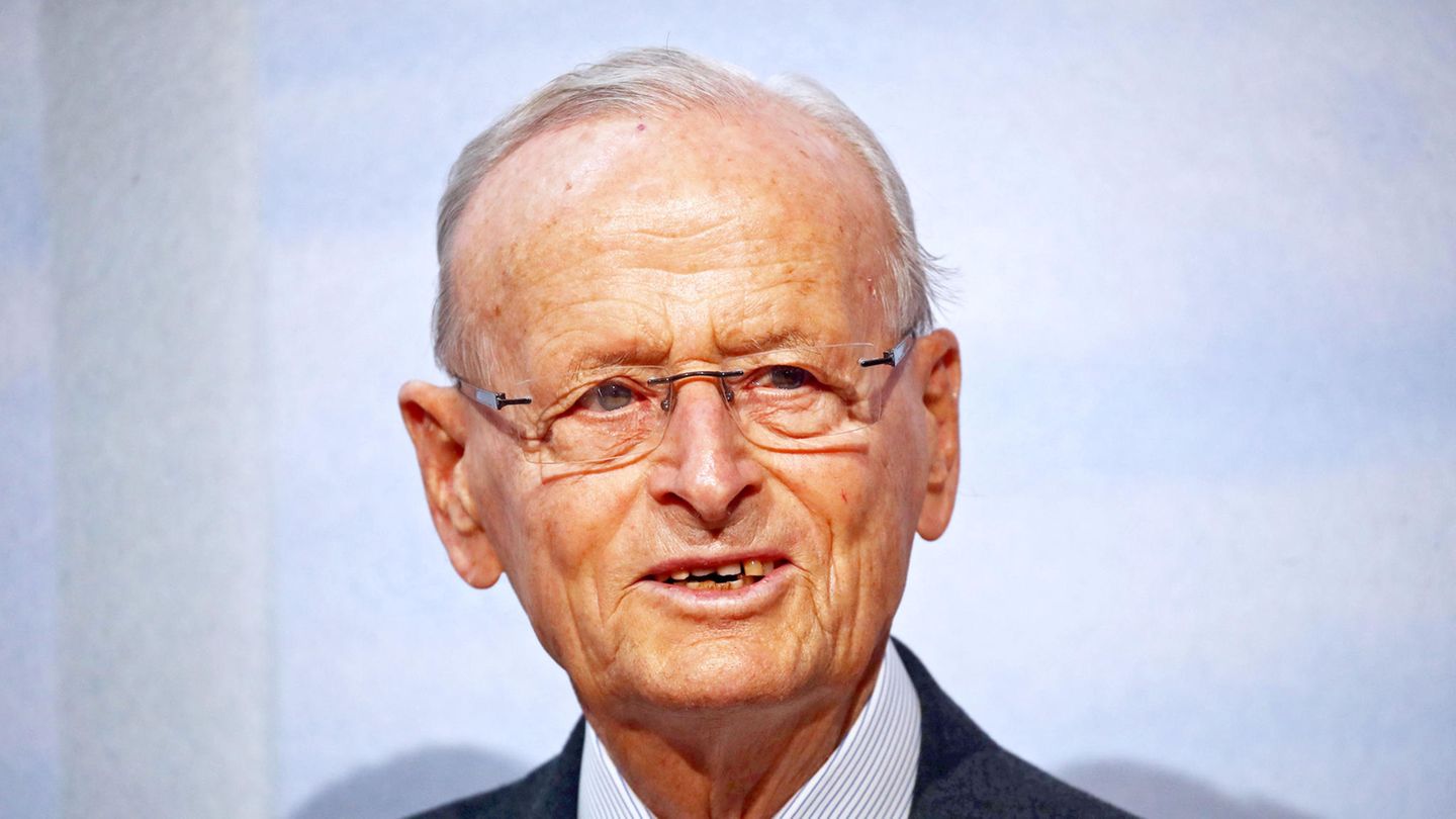 Der langjährige Vorstandschef der Volkswagen AG verstarb am 14. Januar im Alter von 96 Jahren. Der am 1. Juli 1926 in Chemnitz geborene Manager hatte in seiner Zeit als VW-Chef die Grundlagen für den Weltkonzern gelegt. In seine Amtszeit ab 1982 fielen die Übernahmen von Seat und Skoda. Außerdem begann Hahn die Expansion des Unternehmens nach China. Vor seinem Aufstieg zum VW-Chef hatte Hahn ab 1973 den Reifenhersteller Continental geleitet. Zuvor hatte er für Volkswagen den Käfer in den USA groß gemacht. Noch in hohem Alter hatte sich Hahn mit seiner Stiftung für frühkindliche Bildung eingesetzt. 