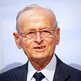 Der langjährige Vorstandschef der Volkswagen AG verstarb am 14. Januar im Alter von 96 Jahren. Der am 1. Juli 1926 in Chemnitz geborene Manager hatte in seiner Zeit als VW-Chef die Grundlagen für den Weltkonzern gelegt. In seine Amtszeit ab 1982 fielen die Übernahmen von Seat und Skoda. Außerdem begann Hahn die Expansion des Unternehmens nach China. Vor seinem Aufstieg zum VW-Chef hatte Hahn ab 1973 den Reifenhersteller Continental geleitet. Zuvor hatte er für Volkswagen den Käfer in den USA groß gemacht. Noch in hohem Alter hatte sich Hahn mit seiner Stiftung für frühkindliche Bildung eingesetzt. 