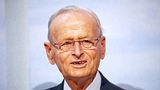 Der langjährige Vorstandschef der Volkswagen AG verstarb am 14. Januar im Alter von 96 Jahren. Der am 1. Juli 1926 in Chemnitz geborene Manager hatte in seiner Zeit als VW-Chef die Grundlagen für den Weltkonzern gelegt. In seine Amtszeit ab 1982 fielen die Übernahmen von Seat und Skoda. Außerdem begann Hahn die Expansion des Unternehmens nach China. Vor seinem Aufstieg zum VW-Chef hatte Hahn ab 1973 den Reifenhersteller Continental geleitet. Zuvor hatte er für Volkswagen den Käfer in den USA groß gemacht. Noch in hohem Alter hatte sich Hahn mit seiner Stiftung für frühkindliche Bildung eingesetzt. 