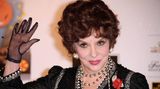 Die legendäre Kino-Darstellerin und Künstlerin starb am 16. Januar im Alter von 95 Jahren. Lollobrigida zählte zu den großen Filmikonen Italiens. Neben Sophia Loren, Claudia Cardinale und Monica Vitti erlangte sie in den Nachkriegsjahrzehnten weltweiten Ruhm. Zeitweise war sie eine der bestbezahlten Schauspielerinnen der Welt. In Anlehnung an einen ihrer Filme wurde sie gar als "schönste Frau der Welt" bezeichnet. International bekannt wurde sie mit Filmen wie "Fanfan, der Husar" und "Die Schönen der Nacht" (beide 1952). 1956 war sie in "Notre Dame de Paris" an der Seite von Anthony Quinn zu sehen. In den 70er Jahren zog sie sich aus dem Filmgeschäft zurück und arbeitete fortan als Fotografin. Mit Porträts etwa von Prominenten aus der Politik und namhaften Schauspielkollegen hatte sie großen Erfolg. Später stand Lollobrigida wieder für Filmprojekte vor der Kamera, 1986 war sie Jury-Vorsitzende bei den Berliner Filmfestspielen. In den 90er Jahren wechselte sie zur Bildhauerei, stellte Skulpturen aus und engagierte sich als Unicef-Botschafterin. Auf roten Teppichen und bei Film-Galas war die Diva danach noch oft gerngesehener Gast.